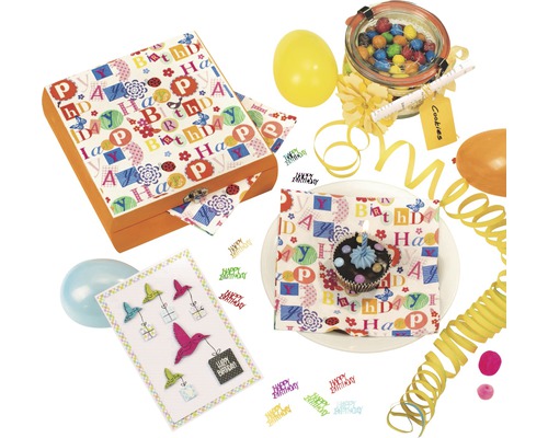 Dekorierte Geburtstagsgegenstände mit einer Holzbox, einer Grußkarte, einer Serviette und einem Muffin