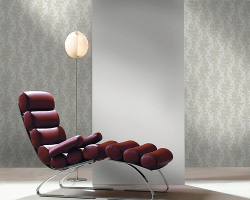 Innenraum mit gemusterter Tapete, Leselampe und Liegesessel