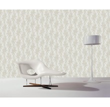 Szene mit ornamentaler Tapete, Sessel und Stehlampe für die Raumgestaltung.