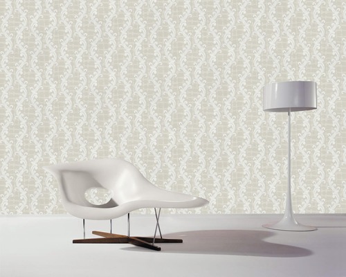 Szene mit ornamentaler Tapete, Sessel und Stehlampe für die Raumgestaltung.