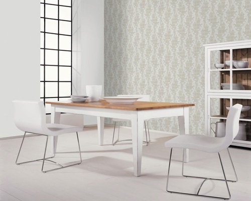 Esszimmer mit Esstisch, Stühlen, Vitrine und gemusterter Tapete