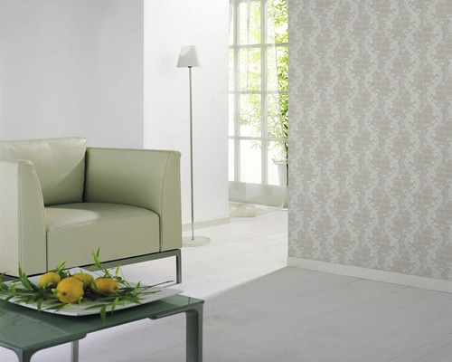 Dekorierter Raum mit Sessel, Stehlampe und gemusterter Tapete