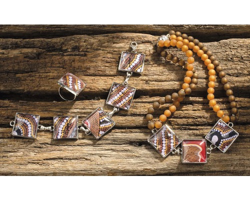 Schmuckset bestehend aus Halskette, Armband und Ring mit Muster