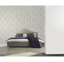 Schlafzimmer mit gemusterter Tapete und Bett