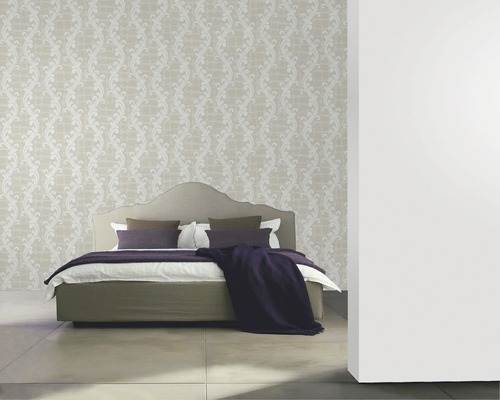 Schlafzimmer mit gemusterter Tapete und Bett