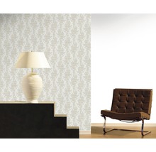 Szene mit gemusterter Tapete, Tischlampe und Sessel