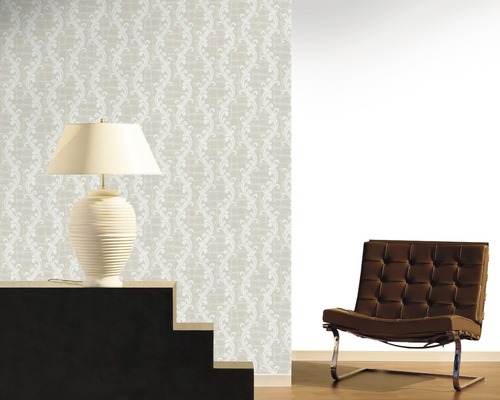 Szene mit gemusterter Tapete, Tischlampe und Sessel