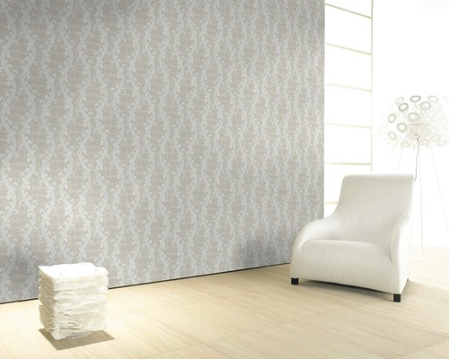 Wohnraum mit gemusterter Tapete, Sessel und Dekoration