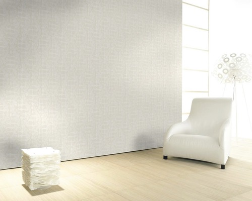 Heller Raum mit gemusterter Tapete, Sessel und Leuchte