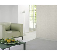 Heller Wohnraum mit Sessel, Stehlampe und gemusterter Tapete