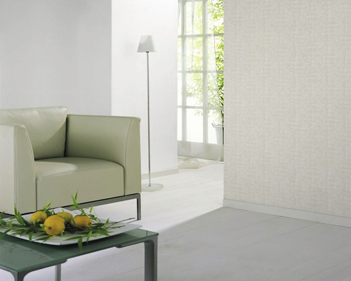 Heller Wohnraum mit Sessel, Stehlampe und gemusterter Tapete