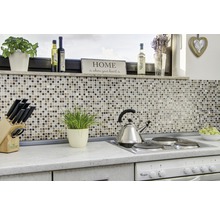 Küchenszene mit Mosaikfliesen, Kochfeld und Küchenutensilien