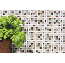 Mosaikfliesenwand mit Basilikumpflanze im Topf