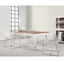 Esszimmer mit Esstisch, Stühlen und Schrank