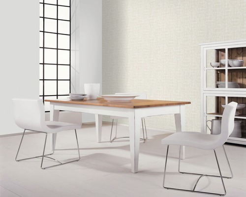 Esszimmer mit Esstisch, Stühlen und Schrank