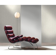 Szene mit Lounge-Sessel, Stehlampe und Wandgestaltung
