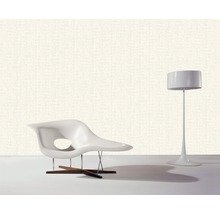 Innenraum mit Designersessel, Stehlampe und gemusterter Tapete