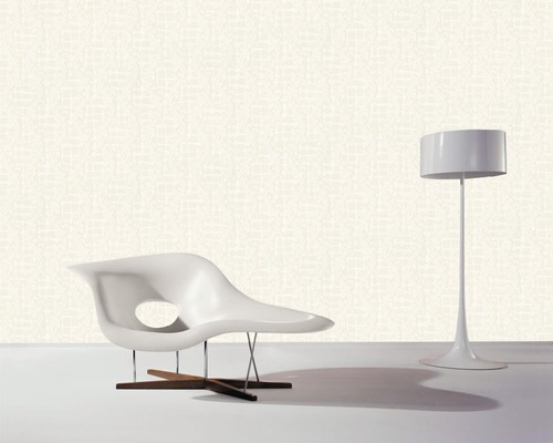 Innenraum mit Designersessel, Stehlampe und gemusterter Tapete