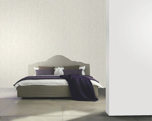 Schlafzimmer mit gemusterter Tapete und Bett