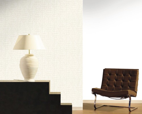 Helle Tapete mit Muster, Lampe auf Treppe und Sessel im Raum