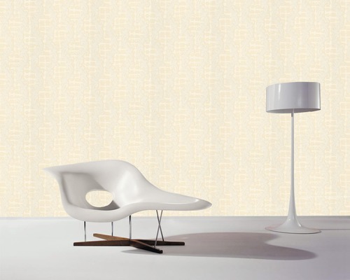 Szene mit gemusterter Tapete, Designstuhl und Stehlampe.