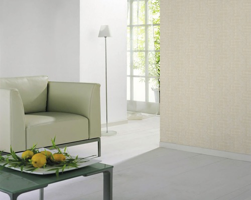 Wohnzimmer mit Sessel, Stehlampe und gemusterter Tapete