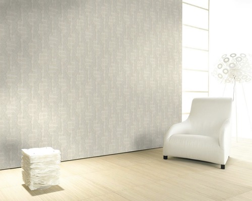 Helles Zimmer mit gemusterter Tapete, Sessel und dekorativer Beleuchtung für ein modernes Ambiente.