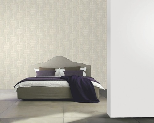 Schlafzimmer mit gemusterten Tapeten und Bett