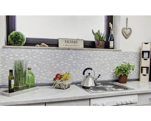 Küchenszene mit Fliesenrückwand, Dekorationen und Kochfeld