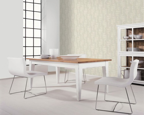 Esszimmer mit Tisch, Stühlen und Tapete in neutralen Tönen.