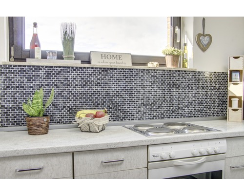 Küchenszene mit Mosaikfliesenwand, Kochfeld und Dekorationen