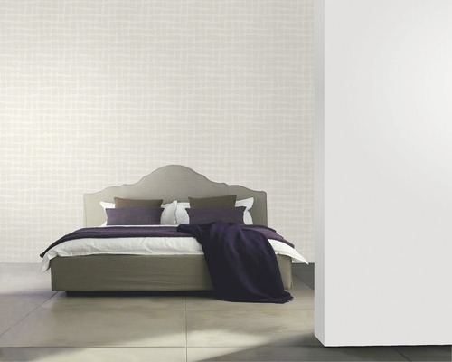 Schlafzimmer mit gemusterter Tapete, Bett und dekorativen Kissen