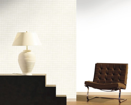 Wohnzimmer mit gemusterter Tapete, Tischlampe und Sessel