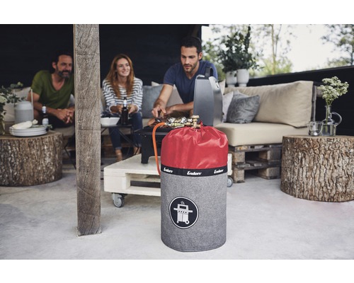 Enders Gasflaschenabdeckung vor Gasgrill mit Personen im Hintergrund