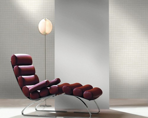 Interieur mit Liege, Stehleuchte und Tapete