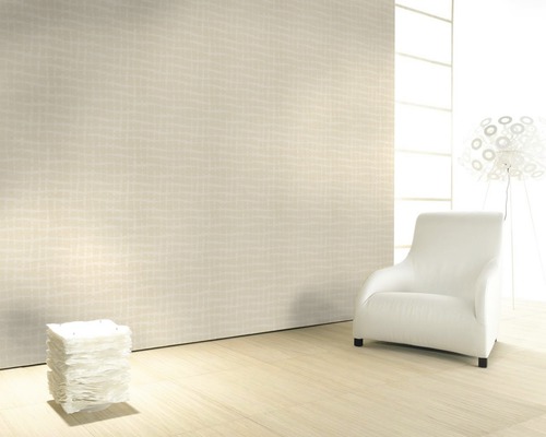 Innenraum mit einer strukturierten Tapete, einem Sessel, einem Beistelltisch und einer Stehlampe