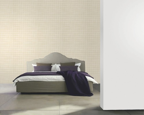 Schlafzimmer mit Bett und gemusterter Tapete