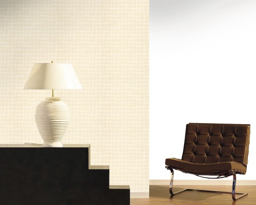 Einrichtungsbeispiel mit gemusterter Tapete, Lampe und Sessel