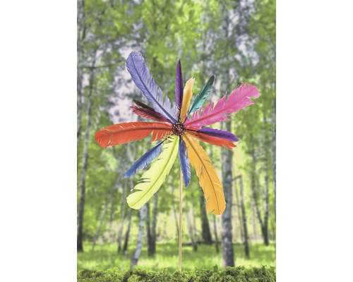 Windrad mit bunten Federn als Gartendekoration