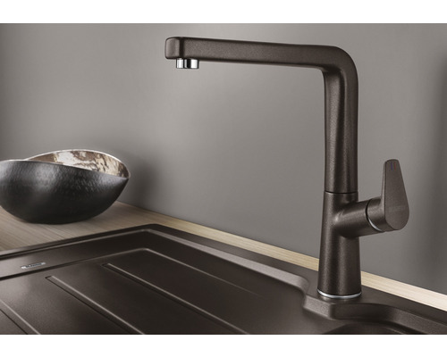 Küchenarmatur neben einer Spüle und einer Schüssel