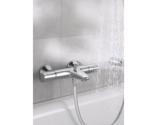 Aufputz-Badewannenarmatur mit Duschanschluss und laufendem Wasser