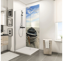 Badezimmer mit Duschkabine, Waschbecken, Spiegel und Dekorationen. Die Duschkabine hat ein Motiv mit einem Boot am Strand.