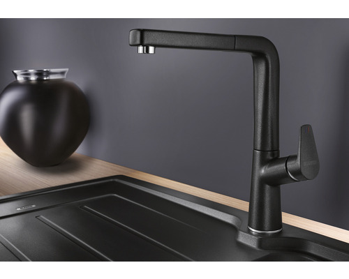 Schwarze Küchenarmatur mit Spüle und Dekoration