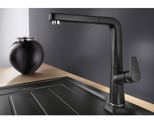 Schwarze Küchenarmatur neben einem Spülbecken