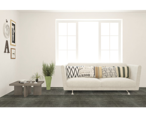 Helles Wohnzimmer mit Sofa, Couchtisch und Dekoration