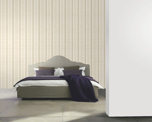 Schlafzimmer mit Bett und gestreifter Tapete