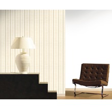 Innenraum mit gestreifter Tapete, Lampe und Sessel