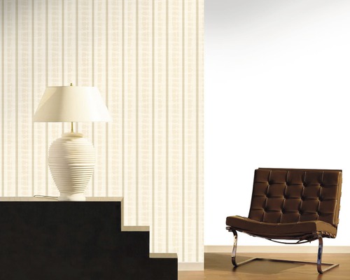 Innenraum mit gestreifter Tapete, Lampe und Sessel