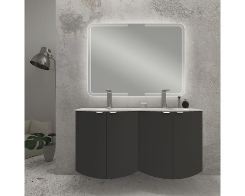 Badezimmer mit Waschtischunterschrank, Aufsatzwaschbecken, Armaturen und beleuchtetem Spiegel.