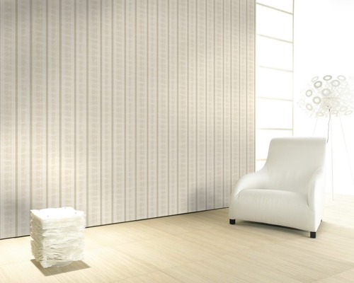 Helles Zimmer mit gestreifter Tapete, Sessel und Stehlampe